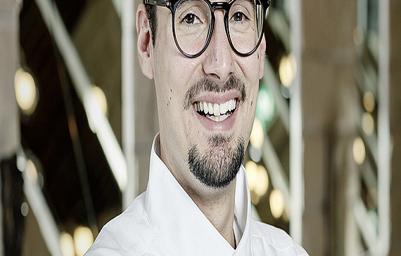 Von seiner Küche aus sieht Giuseppe d’ Errico direkt ins Restaurant. Es macht ihm Spass, die Reaktionen der Gäste auf seine Gerichte zu beobachten. (ZVG)