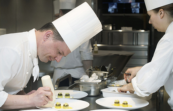 Le chef Franck Giovannini s’implique en cuisine, 