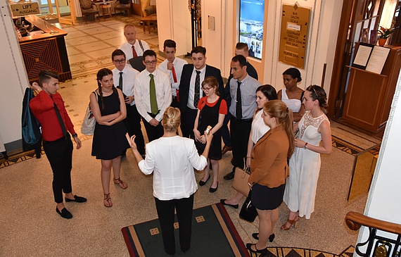 Sarah Capodanno, Sales Manager im Art Deco Hotel Montana, zieht die Schüler in ihren Bann. (ZVG)