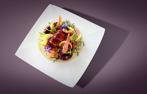 Le style Roth: salade de homard tiède, racines croquantes en vinaigrette miel-citron confit, barbajuans aux pinces. (DR) Le style Roth: salade de homard tiède, racines croquantes en vinaigrette miel-citron confit, barbajuans aux pinces. (DR)