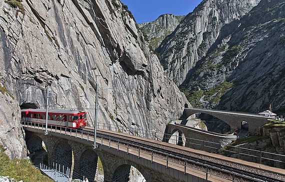 Unter anderem für die Touristen bleibt die alte Gotthardbahnstrecke offen, wenn der neue Tunnel fahrplanmässig bedient wird. (Keystone)