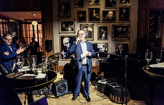 Die Jazz-Abende am Donnerstag im Hotel Montana sind legendär. Dabei mischt sich auch Hotelier Fritz Erni gerne unter das Volk. Hier begrüsst er seine Gäste – aufs Singen verzichtet er. (Bilder ZVG)