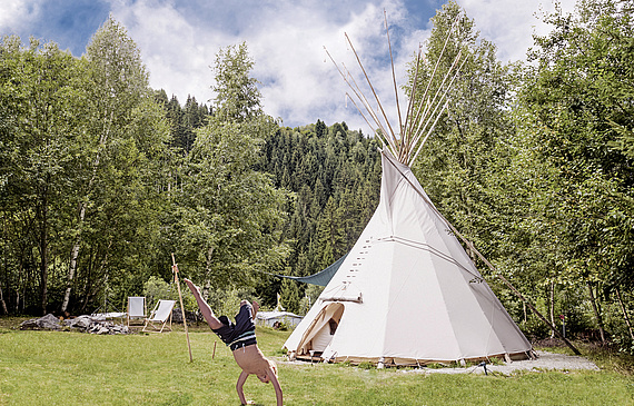 Indianer-Feeling auf dem Campingplatz Disentis: Dieses Tipi ist nur eins von vielen Glamping-Angeboten auf Schweizer Campingplätzen. (TCS Camping)