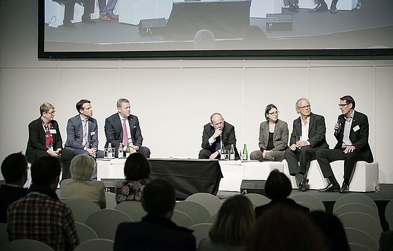 Polit-Talk zum Thema «Quo Vadis, Schweizer Tourismus?» mit (von links) Esther Lüscher, Thomas Leu, Casimir Platzer, Dominique de Buman, Katharina Conradin, René Kamer und Andreas Züllig. (Bilder ZVG)