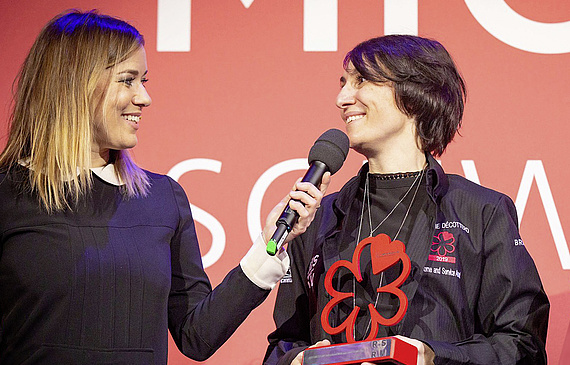 Stéphanie Décotterd (à dr.) a reçu le 5 février dernier le tout premier Prix Michelin de l’accueil et du service. (DR)  Stéphanie Décotterd (à dr.) a reçu le 5 février dernier le tout premier Prix Michelin de l’accueil et du service. (DR)
