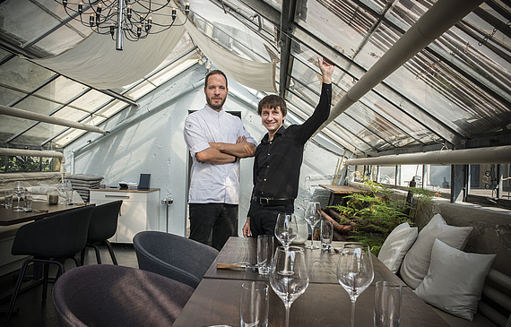 Chefkoch Simon Apothéloz (links) und Gastgeber Mario Caretti in der «Eisblume Worb». (Bilder ZVG)