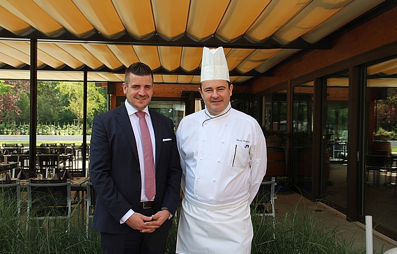 Timo Horber (l.) übernimmt die Position des F&B-Leiters im «Deltapark Vitalresort», Florent Benjamin wird Küchenchef. (ZVG)
