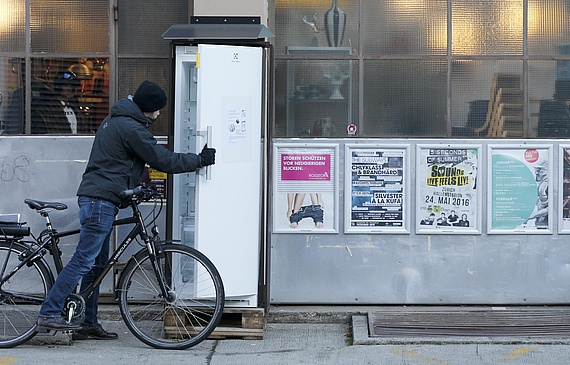 Der Gemeinschaftskühlschrank an der Berner Schwarztorstrasse gehört zum Projekt «Bern isst Bern». Eine Idee von Nachbarn für Nachbarn. Die Betreuung ist zeitintensiv. (Keystone)