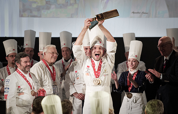 Le lauréat de 29 ans a séduit le jury où siégeait notamment Michel Troisgros et Frédy Girardet (1er et 2e de la g.). dr