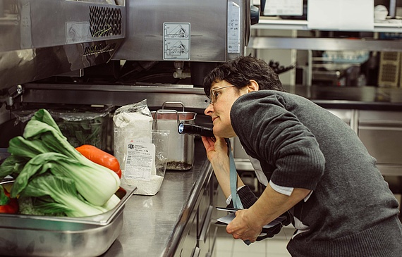 Der Lebensmittelinspektorin Barbara Löffel entgeht nichts. Gerade auf der Unterseite vieler Geräte setzt sich Schmutz fest. (Claudia Link) Der Lebensmittelinspektorin Barbara Löffel entgeht nichts. Gerade auf der Unterseite vieler Geräte setzt sich Schmutz fest. (Claudia Link)