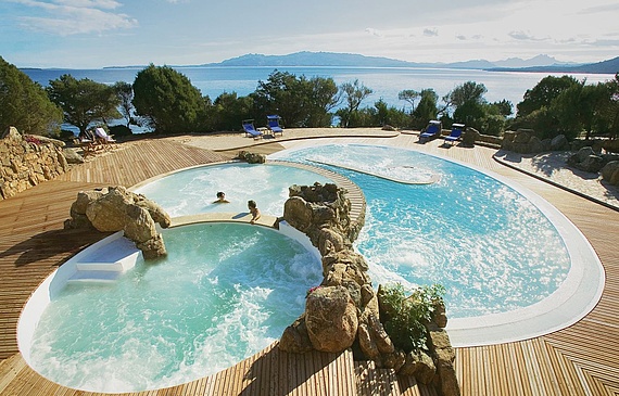 Tous les resorts de Delphina Hotels & Resorts – ici Capo d’Orso – s’intègrent parfaitement dans le paysage du littoral sarde et sont alimentés par une énergie entièrement renouvelable. (Delphina)