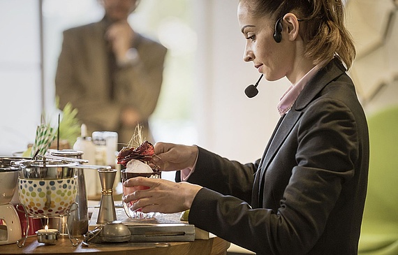 Martina Breznanova kombiniert ihre Cocktailkreationen gerne mit Käse, Öl und Fleisch. (George Eberle für Marmite) Martina Breznanova kombiniert ihre Cocktailkreationen gerne mit Käse, Öl und Fleisch. (George Eberle für Marmite)