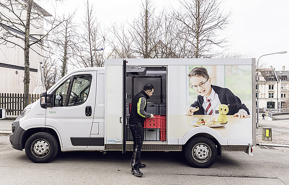 Chauffeur Marcio Dos Santos von Menu and More beim Beladenvon «Melanie», einem der vier neuen Fahrzeuge mit integrierten Solarzellen. (Bilder Claudia Link)
