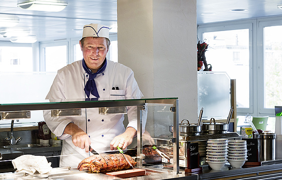 Bernhard Schachtner présente fièrement sa spécialité bavaroise: une poitrine de porc farcie. Le chef de cuisine en personne sert au restaurant. (DR)  Bernhard Schachtner présente fièrement sa spécialité bavaroise: une poitrine de porc farcie. Le chef de cuisine en personne sert au restaurant. (DR)