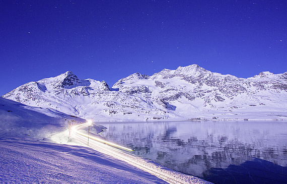 Auf dem Lago Bianco am Berninapass bildet sich zum Winterbeginn bei idealen Bedingungen Schwarzeis. (Rhätische Bahn)