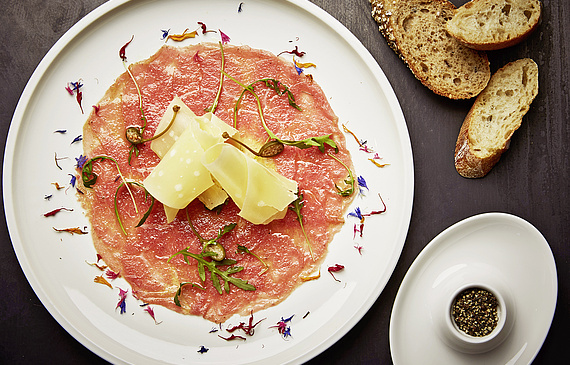 Célébrant la quintessence du terroir, la cuisine de Florian Carrard, élu Découverte de l'année 2018 par le guide Gault & Millau, contribue au succès du Valrose à Rougemont (VD). (DR) Célébrant la quintessence du terroir, la cuisine de Florian Carrard, élu Découverte de l'année 2018 par le guide Gault & Millau, contribue au succès du Valrose à Rougemont (VD). (DR)