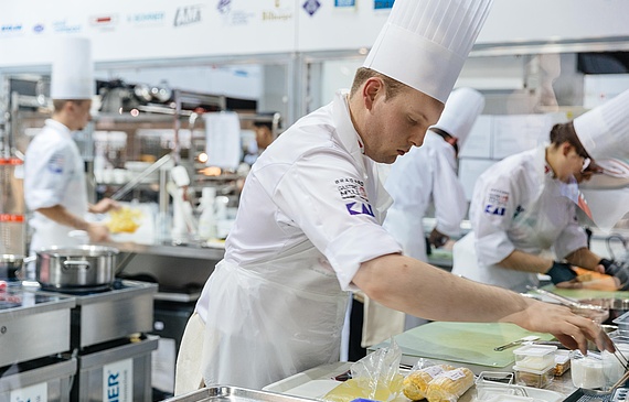 In der Küchenbox: Alle Teammitglieder arbeiten fokussiert und ruhig. (Bilder Claudia Link)