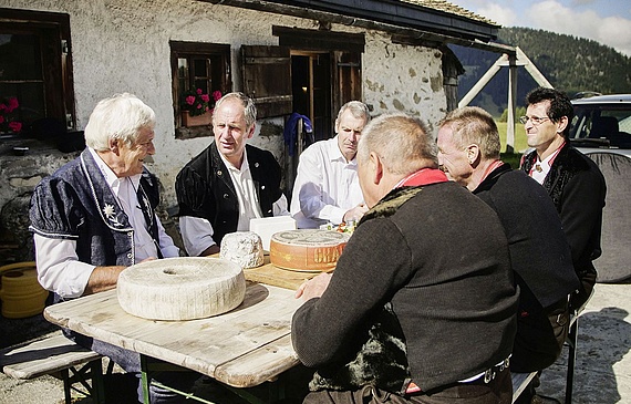 Im Naturpark Gruyère Pays-d’Enhaut tauschten sich sechs Spitzenkäser der Schweiz aus. (ZVG)