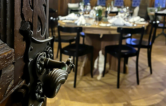 Blick durch eine geöffnete Tür ins Restaurant Hofkellerei.