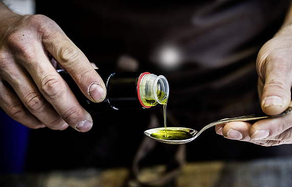 Gut ein Dutzend Öle stellt Simon Müller in seiner Schauölmühle im Basler Gundeldingerquartier her. Die Rohstoffe stammen aus biologischem Anbau. (Bilder Claudia Link)