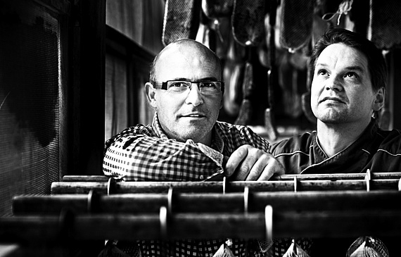 Jörg Brügger und Hansjörg Ladurner verwursten auch Fleisch von Lämmern, das nach Ostern keine Verwendung mehr findet. (ZVG) Jörg Brügger und Hansjörg Ladurner verwursten auch Fleisch von Lämmern, das nach Ostern keine Verwendung mehr findet. (ZVG)