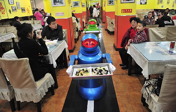 In diesem Restaurant im chinesischen Harbin wurde der Servicemitarbeitende kurzerhand durch einen Roboter ersetzt. (Bild Keystone)