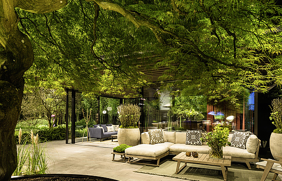 Landschaftsarchitekt Enzo Enea lässt Wohnzimmer und Garten grenzenlos ineinander übergehen. Das gehört auch zur Philosophie des Hotels Giardino in Ascona, mit dem die Giardina früher zusammenarbeitete. (Bilder ZVG)