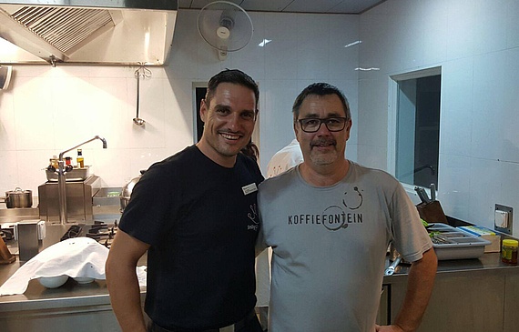 Gezeichnet von der Arbeit, aber glücklich: Livio Räber und Küchenbauer Theo Würsch. (ZVG)