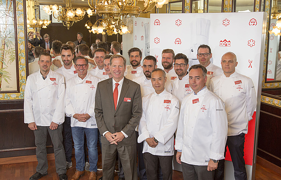 Michelin-Chef Michael Ellis und die grossen Aufsteiger der Schweizer Küchenchefs. (ZVG)