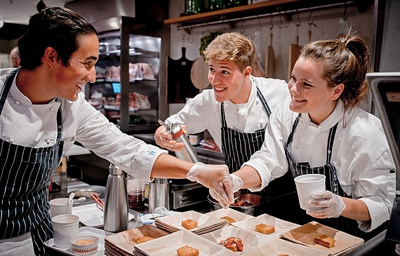 Die Lernenden Noah Rechsteiner, Meo Jenning und Sheena Weber (v. l.) am Opening von «Food Zurich». (David Biedert)
