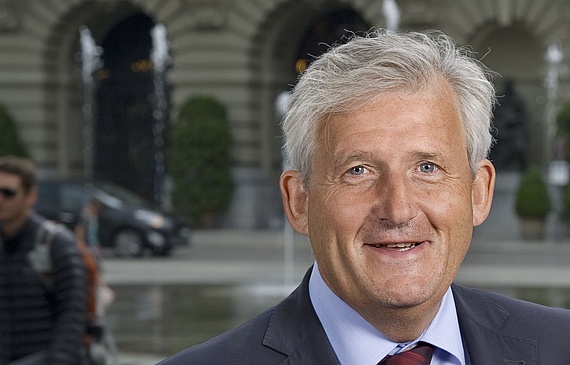 Hier der Politiker Hans Stöckli vor dem Bundeshaus in Bern. (ZVG)