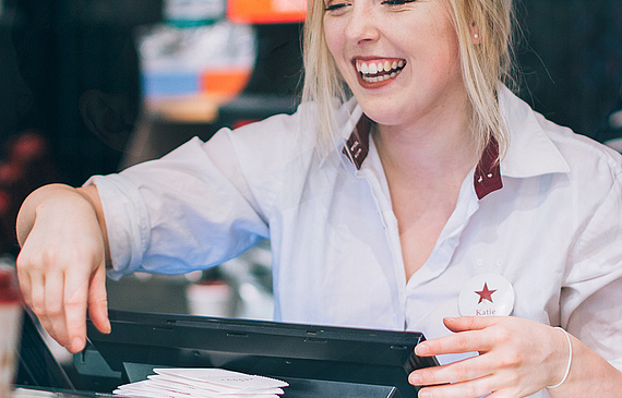 Nur zufriedene Mitarbeiter sorgen für zufriedene Kunden – so lautet das Motto der britischen Sandwich-Kette Pret a Manger. (Pret a Manger) Nur zufriedene Mitarbeiter sorgen für zufriedene Kunden – so lautet das Motto der britischen Sandwich-Kette Pret a Manger. (Pret a Manger)