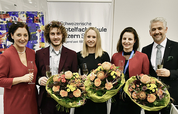 Christa Augsburger, Direktorin SHL, mit den Diplomierten Benjamin Niederberger, Michèle Warna, Isabelle Schweizer und mit Timo Albiez, dem stellvertretenden Direktor SHL (v.l.n.r.). (ZVG)