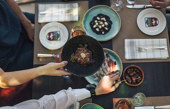 Gastgeber Dominik Tobler serviert Speisen im «Family-Style». (Bilder ZVG)