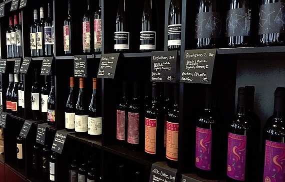 Die Weinwand im Berner «Le Beizli» ist Gestaltungselement, Weinkarte und Verkaufsladen der betriebseigenen Weinhandlung Weinerlei in einem. Das Konzept der KG Gastrokultur GmbH, zu dem fünf Restaurants gehören, wurde mit dem Ueli-Prager-Preis ausgezei