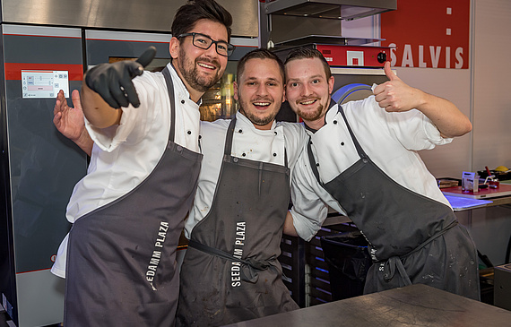Das Team «Pur» (v.l.): Küchenchef Adrian Bührer, Souschef Tarik Lange und Gardemanger Fritz Lamottke. (Bilder ZAGG Luzern) Das Team «Pur» (v.l.): Küchenchef Adrian Bührer, Souschef Tarik Lange und Gardemanger Fritz Lamottke. (Bilder ZAGG Luzern)