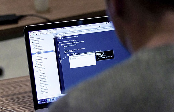 Innert weniger Sekunden kann ein Hacker ganze Systeme lahmlegen. (Unsplash) Innert weniger Sekunden kann ein Hacker ganze Systeme lahmlegen. (Unsplash)