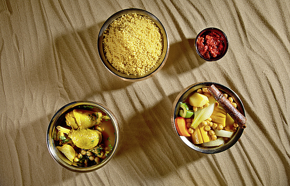 Le couscous au poulet tel qu’il est proposé par le chef du Café Calla Nasser Jeffane au restaurant éphémère Ryad at Mandarin Oriental, un plat réparti en trois contenants pour rappeler le nombre des cuissons. (DR) Le couscous au poulet tel qu’il est proposé par le chef du Café Calla Nasser Jeffane au restaurant éphémère Ryad at Mandarin Oriental, un plat réparti en trois contenants pour rappeler le nombre des cuissons. (DR)