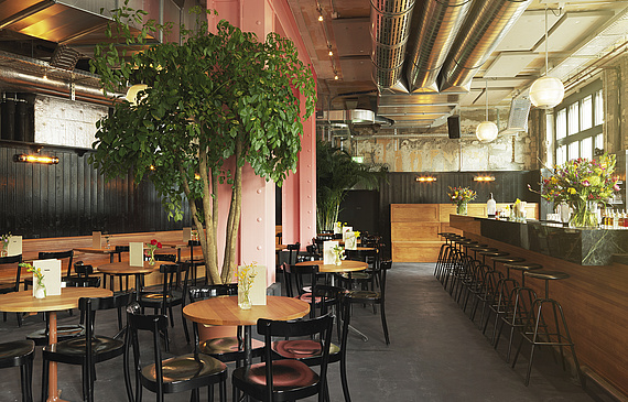 Die «Bank» am Zürcher Helvetiaplatz: Designermöbel, hohe, lichtdurchflutete Räume, pinkfarbene Metallsäulen. (ZVG)