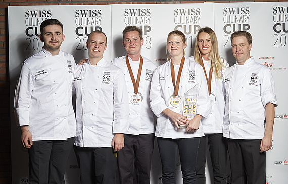 Les six finalistes: de g. à dr., Ernest Bardhoku, Tobias Jaberg, Dominique Schrotter (troisième), Bettina Jenzer (gagnante), Sandra Aebi (deuxième) et Jürgen Sempach. (Christoph Läser)