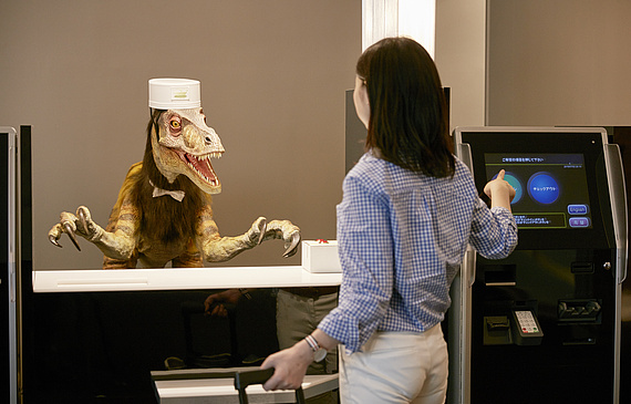 «Wenn Sie einchecken wollen, drücken Sie bitte die Eins», brummt der Dino an der Réception. (Bild ZVG) «Wenn Sie einchecken wollen, drücken Sie bitte die Eins», brummt der Dino an der Réception. (Bild ZVG)