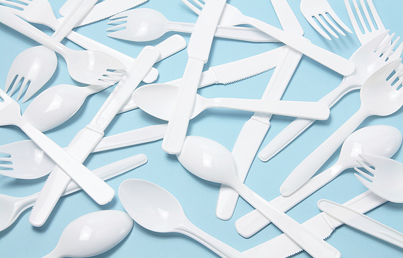 Temperaturbeständig und bruchsicher: Mehrweggeschirr aus Melamin und Bestecke aus Polystyrol. 