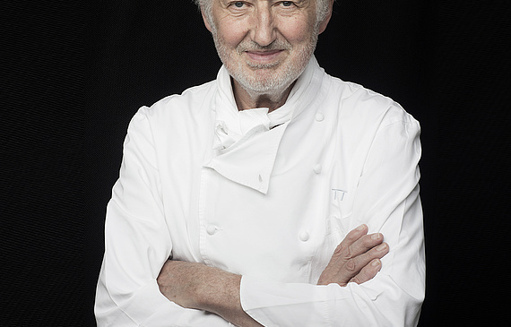 Pierre Gagnaire collabore depuis une dizaine d’années avec la chaîne hôtelière Mandarin Oriental, notamment à Las Vegas et Hong-Kong où il exploite le restaurant Pierre.