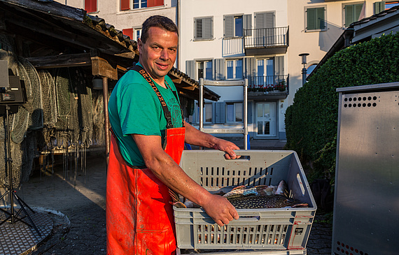 Bei Morgengrauen gefischt, wenig später bereits ausgeliefert: frischer Fisch von Andreas Braschler. (Axel b. Bott) Bei Morgengrauen gefischt, wenig später bereits ausgeliefert: frischer Fisch von Andreas Braschler. (Axel b. Bott)