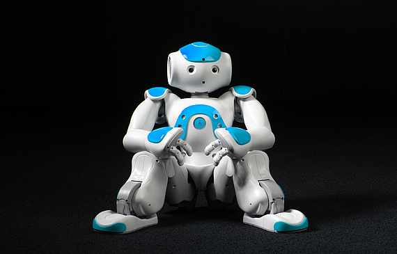 Der sprechende Knirps an der Réception beherrscht 19 Sprachen, gibt die Schlüsselkarten heraus und kann singen oder tanzen. Er ist Entertainer und Réceptionist und kann auf beliebige Aufgaben programmiert werden. (ZVG)