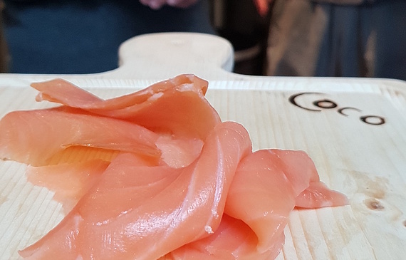 Der Schweizer Lachs aus Lostallo/GR bei der Degustation im Péclard-Betrieb «Coco». (ZVG)