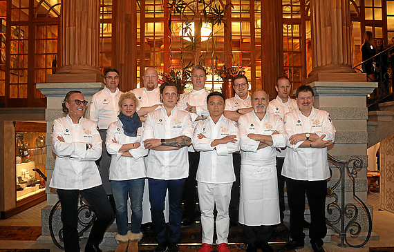 Jetzt sind die noch verschränkt – heute Abend empfangen die Starchefs des St. Moritz Gourmetfestival mit offenen Armen. (swiss-image.ch)
