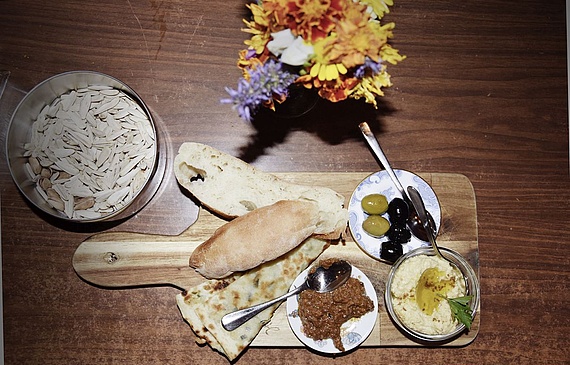 Bunte Vorspeisenplatte mit libanesischen Oliven, Hummus und Bolani. (She) Bunte Vorspeisenplatte mit libanesischen Oliven, Hummus und Bolani. (She)