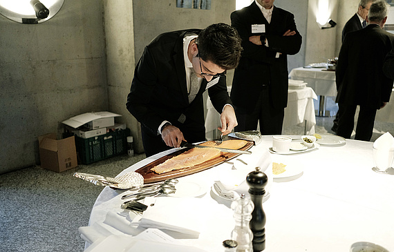 Le tranchage du saumon, l’un des apprentissages dispensés lors des cours. (DR)