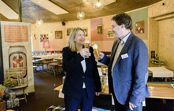Spezialitätenbiere aus der Schweiz entwickelten sich erst spät. Viele Verteiler bedienen sich deshalb noch heute internationaler Biere, meinen die Biersommeliers Gaby Gerber und Markus Brendel. (PPR/Manuel Lopez)